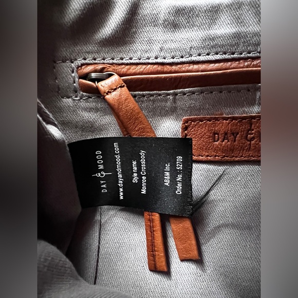 Classic Brown Leather Shoulder Bag with Ruched Detailing - Picture 6 of 9